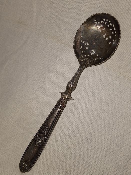 Старинна френска решетъчна лъжица за сервиране със сребърна дръжка