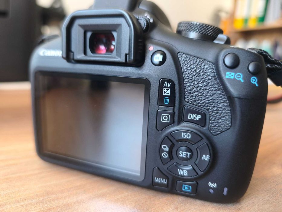 Фотоапарат CanonEOS 2000D