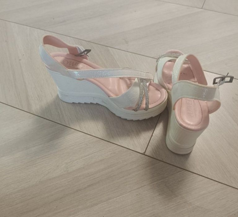 Нови сандали р.38