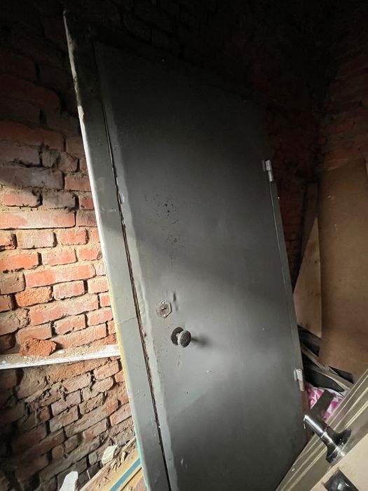 Продам б/у железную дверь