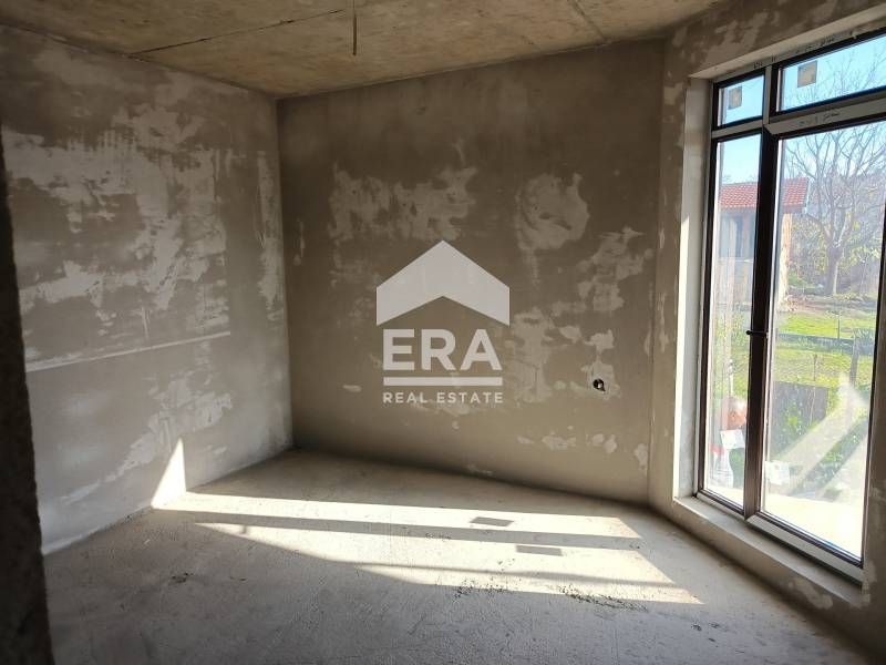 Самостоятелна къща на двадесет минути растояние от центъра на Бургас