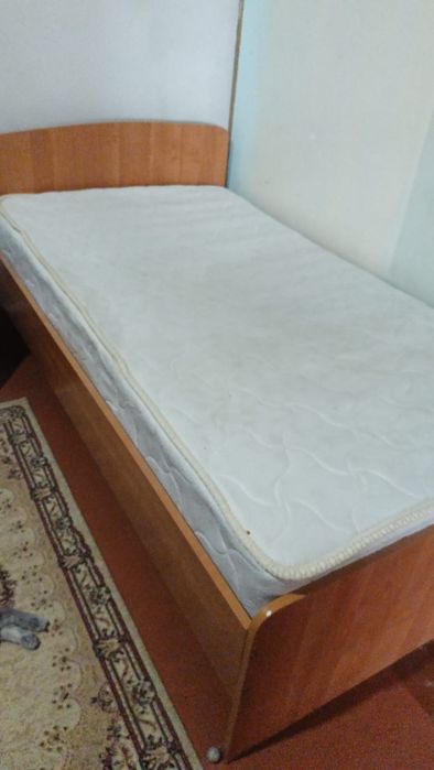 Продам кровать с матрацем