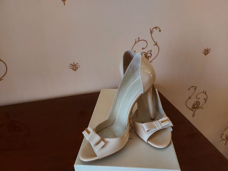 Женская обувь.  Красивые элегантные туфли.