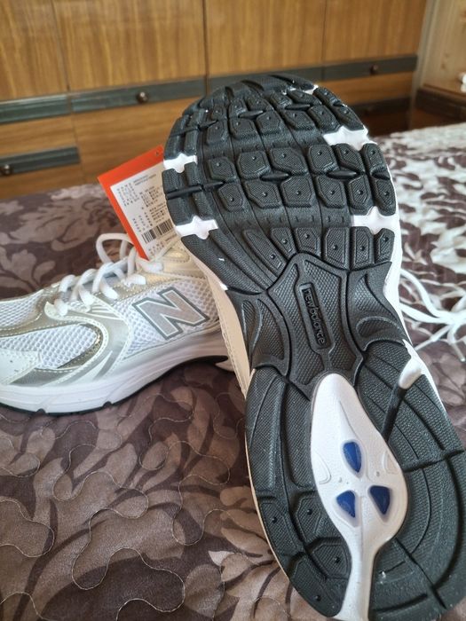 Кроссовки женские