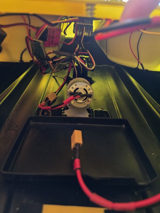 Navomodel pentru Pescuit Plantat - Complet Echipat, Stare Impecabilă!