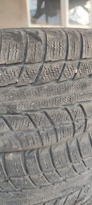 Зимные шины б.у. в хорошем состояни.