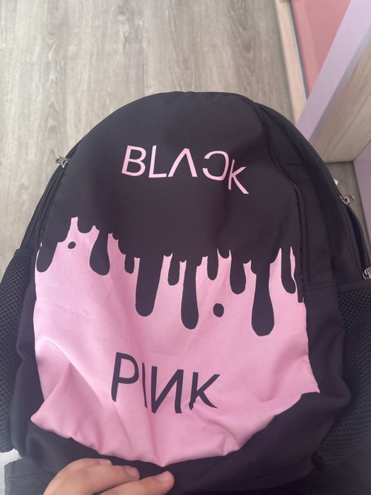 Здравейте,продавам 2 раници.Тази лилавата на adidas струва:18£,а пък тази на BLACKPINK струва:15евро!
