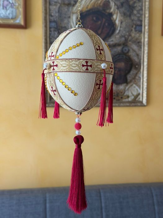 Ou de struț - policandru ( candelabru), biserică