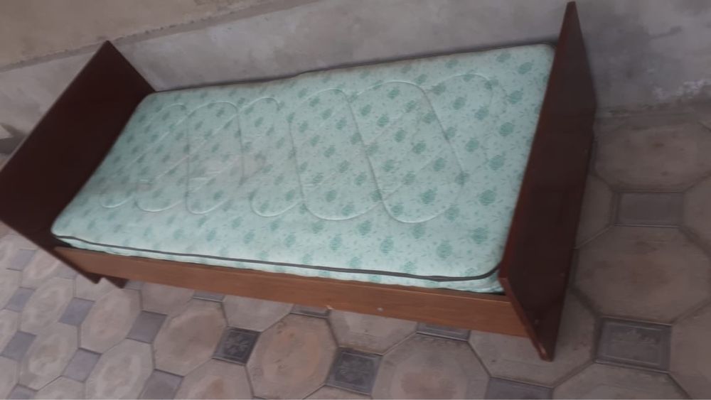 Кровать с матрасом