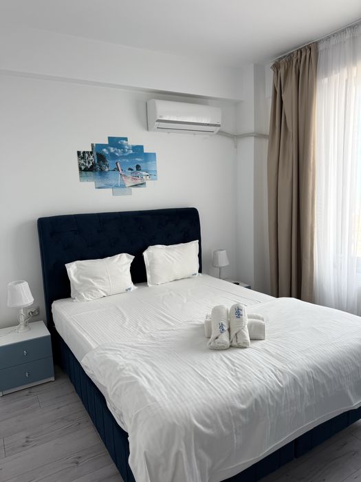 Inchiriez ap 3 cam Summerland vedere frontal mare,In fata cluburilor,Apartamentul are 90 mp, doua dormitoare cu doua bai, bucatarie , living generos.