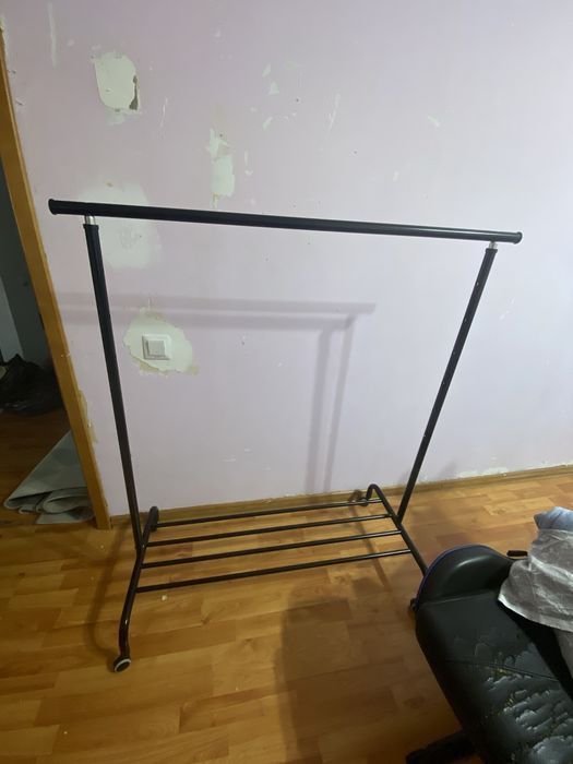 Продам вешалку на ножке