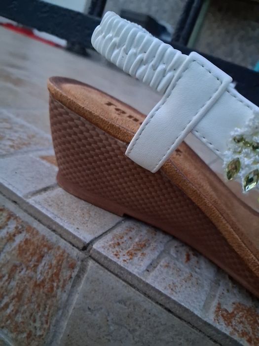 Елегантни бели сандали с камъни - Tendenz Comfort