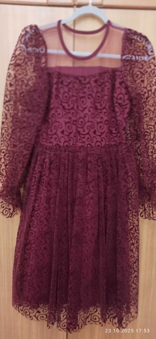 Продават се нови рокли.