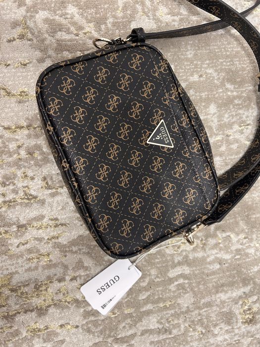 Poseta Guess frumoasa