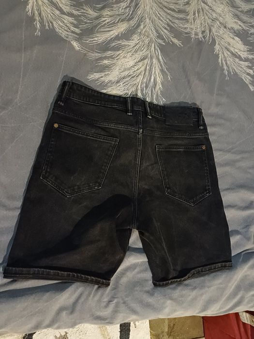 Дънки Zara и тениска Pull and Bear