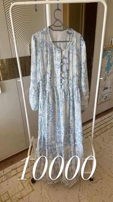 Женская одежда разная от шуб до платьев