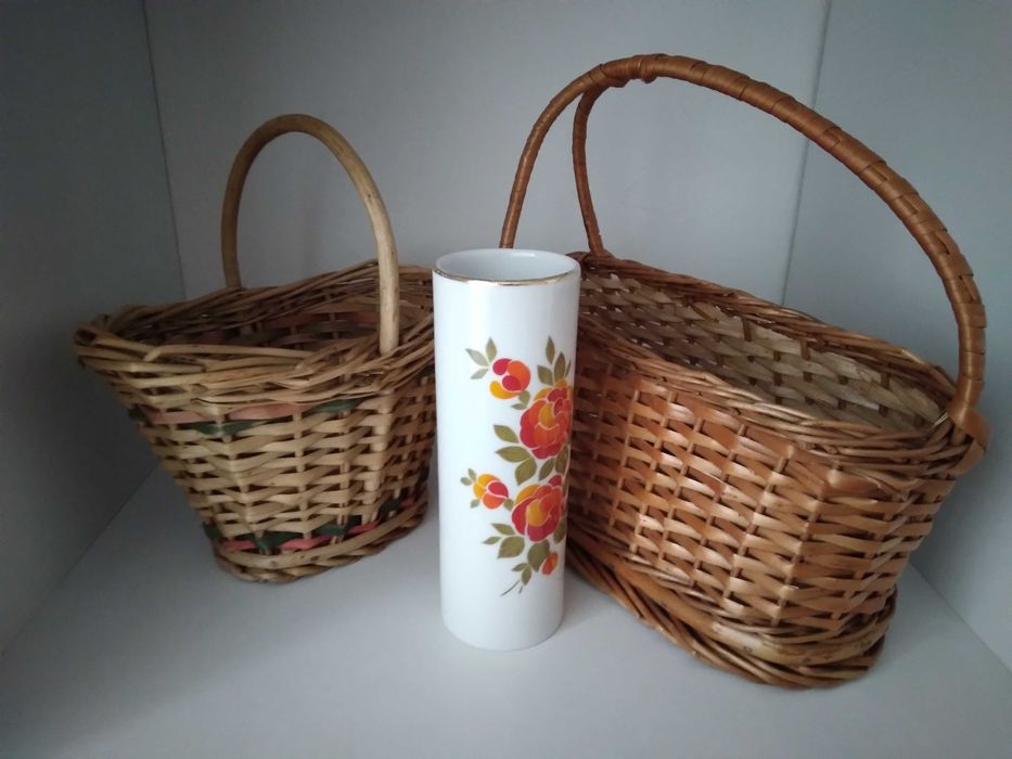 Китайско момиче в носия, руска кутийка, ретро телефон, кошничка, ваза