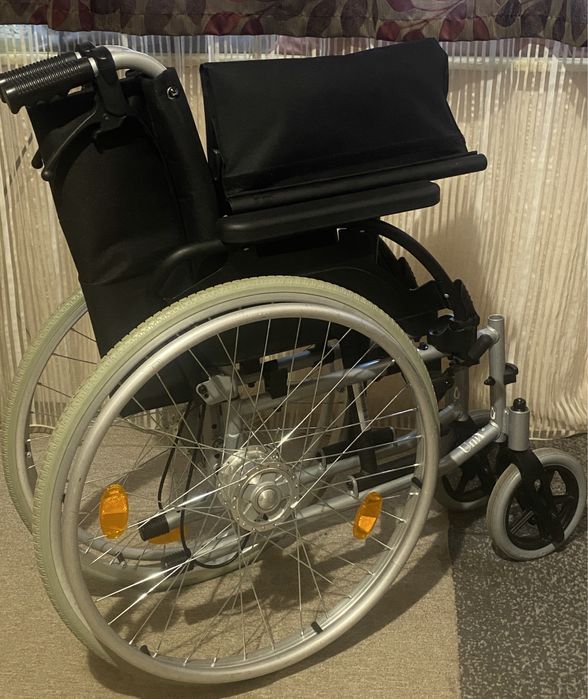 Carucior handicap scaun cu rotile batrani fara suport pentru picioare