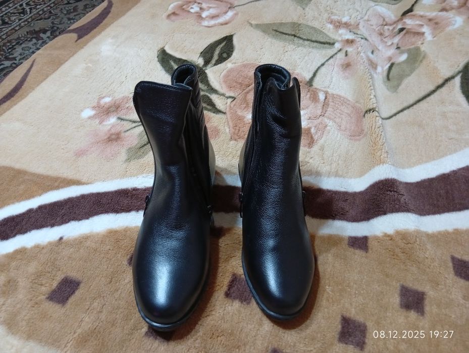 Подам женские полу сапожки из кожи 38 размера . НОВЫЕ !!!