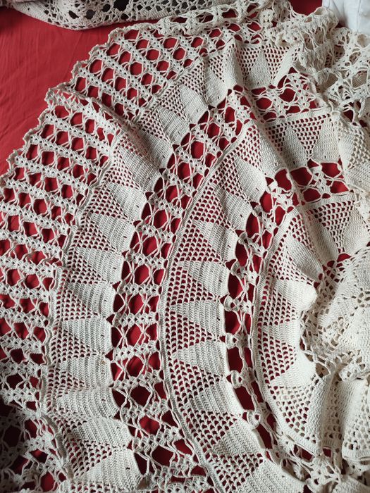 Плетени на една кука кувертюри на спалня,покривки за кръгла маса.