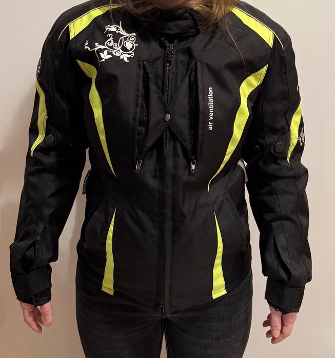 Geaca moțo cu protecții pentru femei