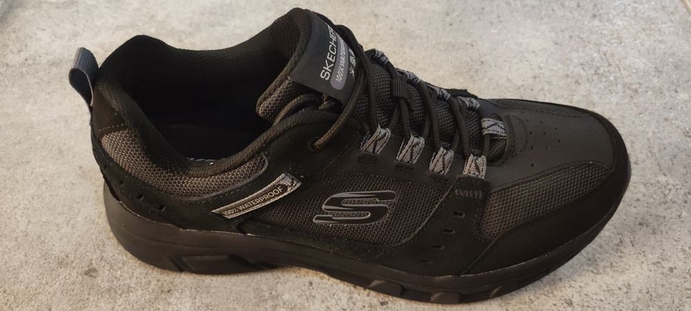 Продам осенне-зимние кроссовки scechers