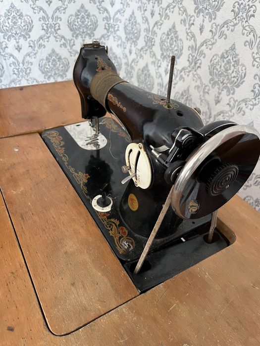 Продам швейную машинку