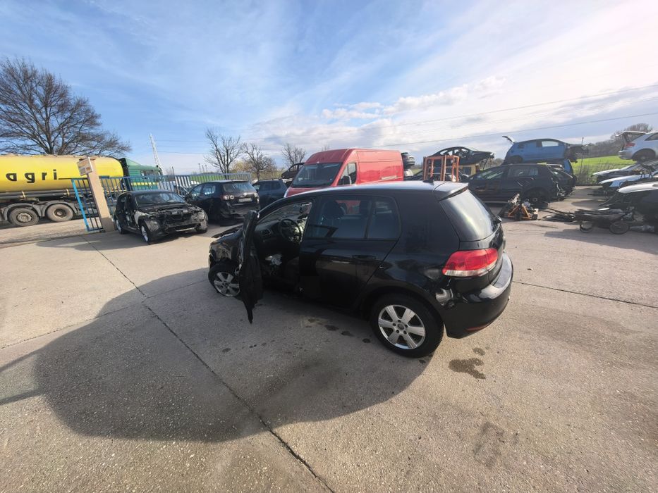 Продавам голф 6 на части