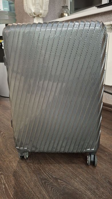 Чемодан дорожный