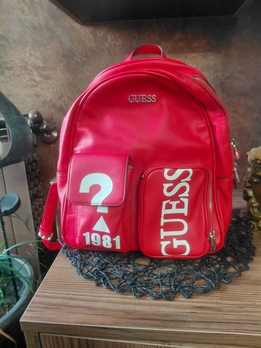 Червена раница Guess