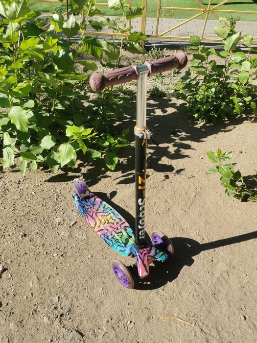 Продам самокат яркий