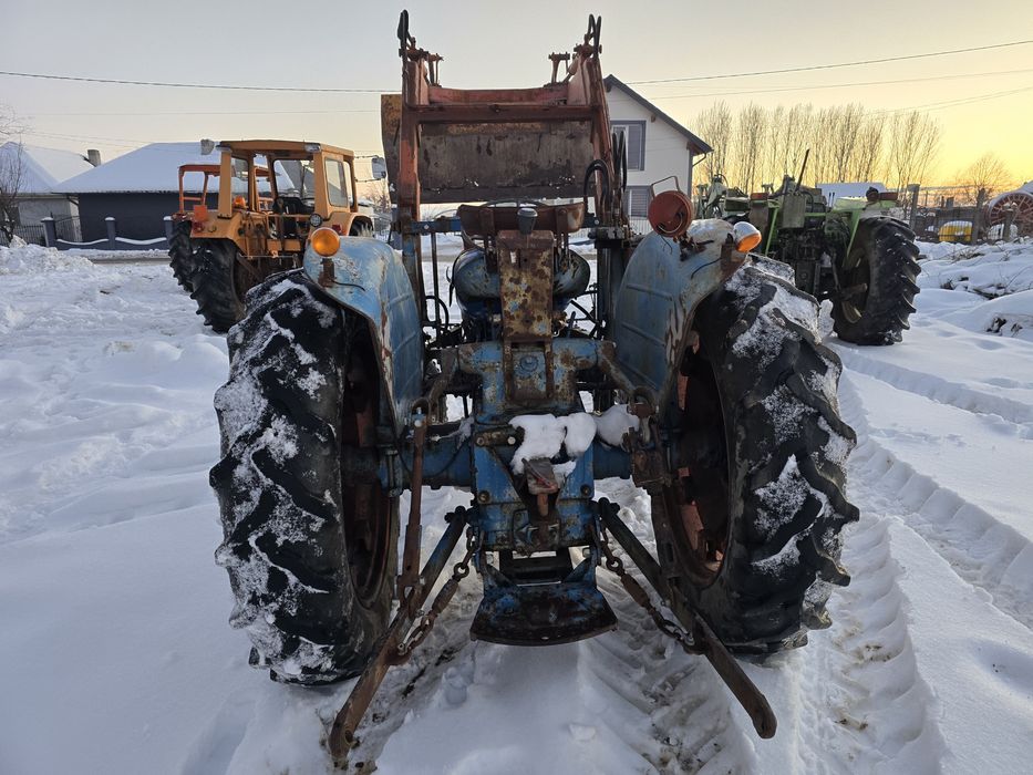 Tractor cu încărcător. Ford fordson.