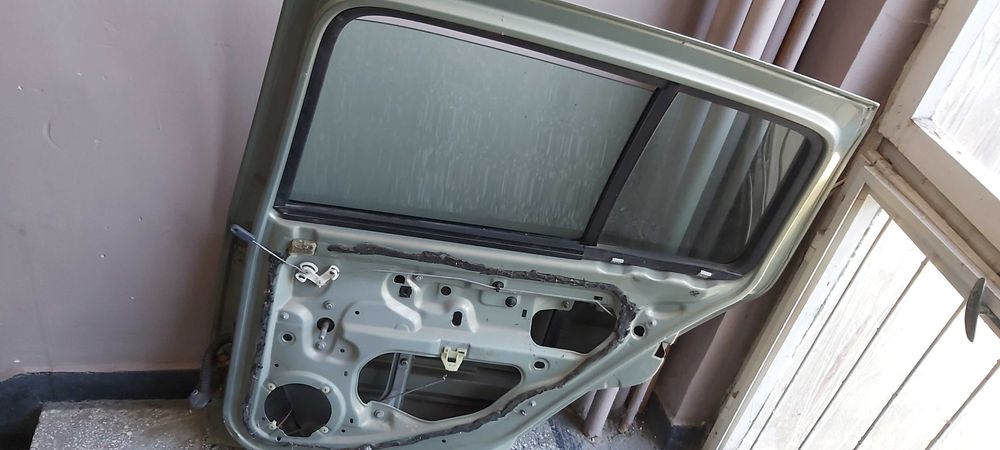 Продавам задна дясна врата за рено клио