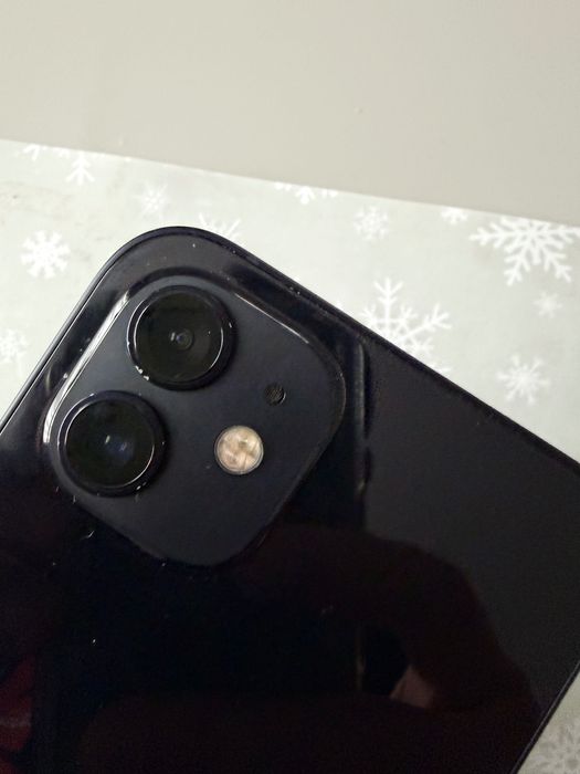 iPhone 12 -- 64 GB -- черен -- 81% батерия