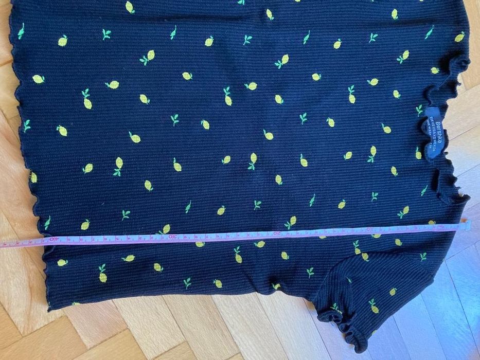 Doua tricouri fete, de la Bershka, mărime XS