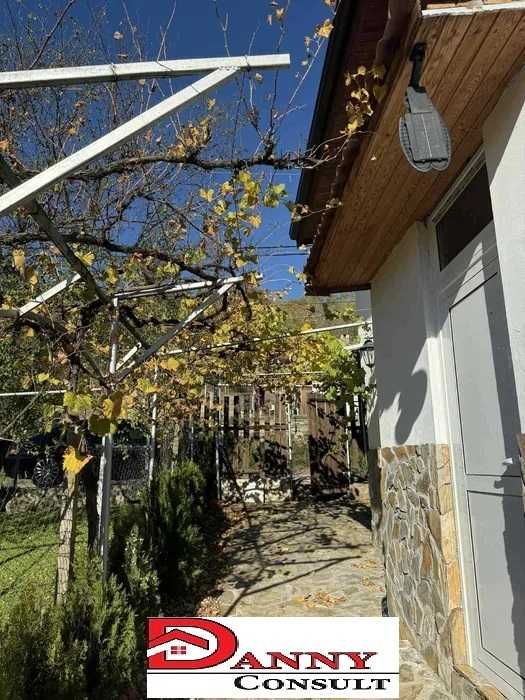 Двуетажна къща с двор в с. Малки чифлик, общ. В.Търново