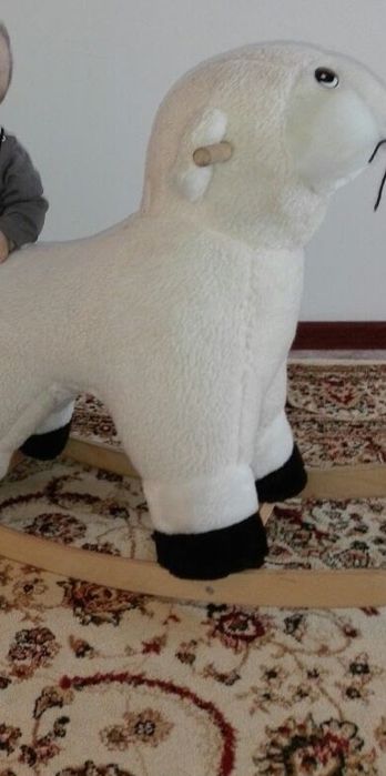 Игрушечная овечка-качалка