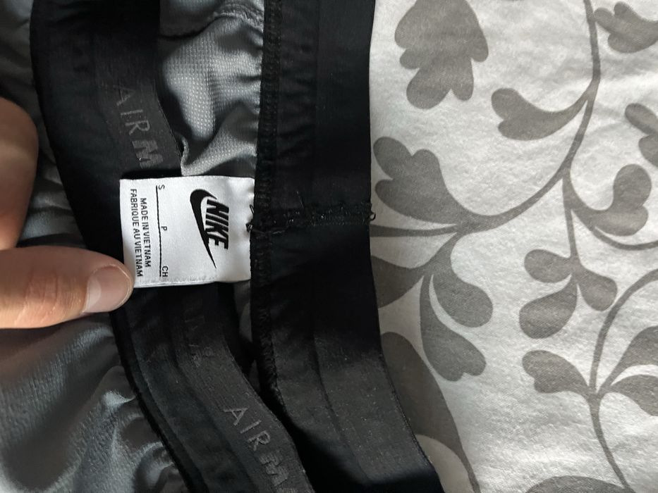 Долнища на Nike.