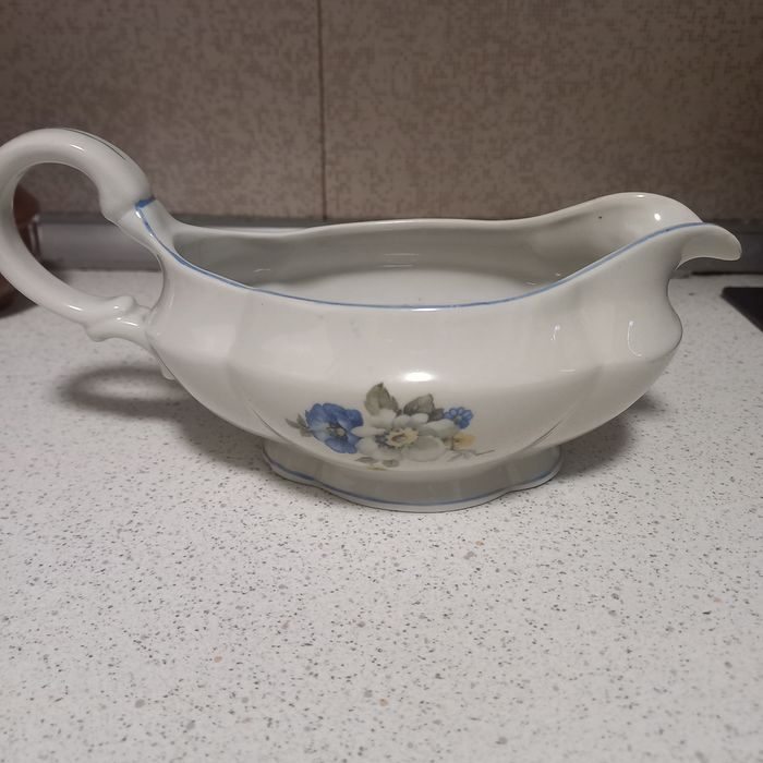 Различни стъклени и керамични съдове, всичко по 3 левав