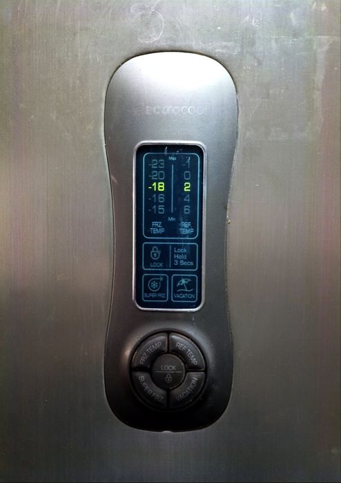 Холодильник сотилади