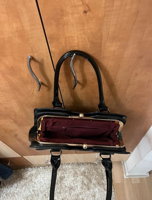 geanta neagra,lucioasa,cu detalii aurii