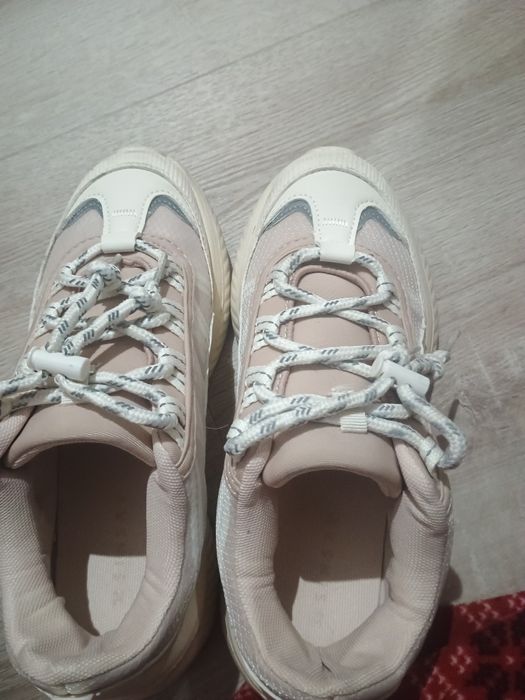 Adidași bej mărimea 38