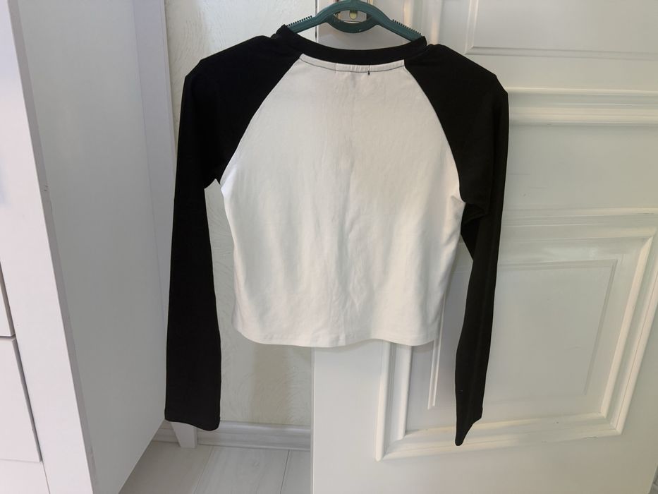 Стильный черно-белый лонгслив VAZO с самолетом (кроп-топ)