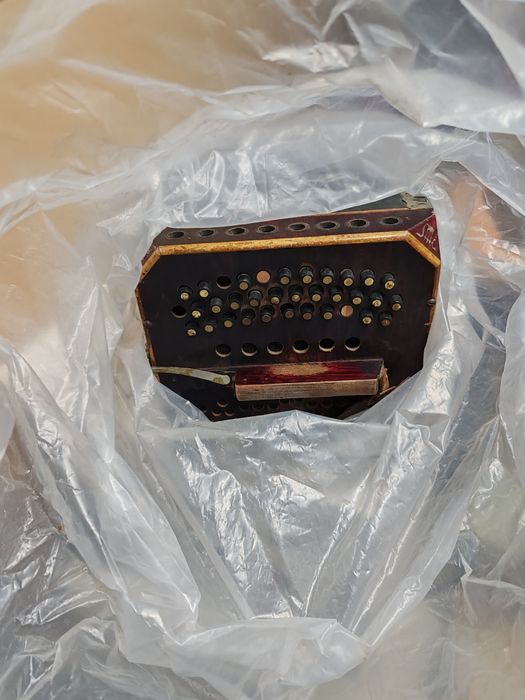 Vând acordeon foarte vechi