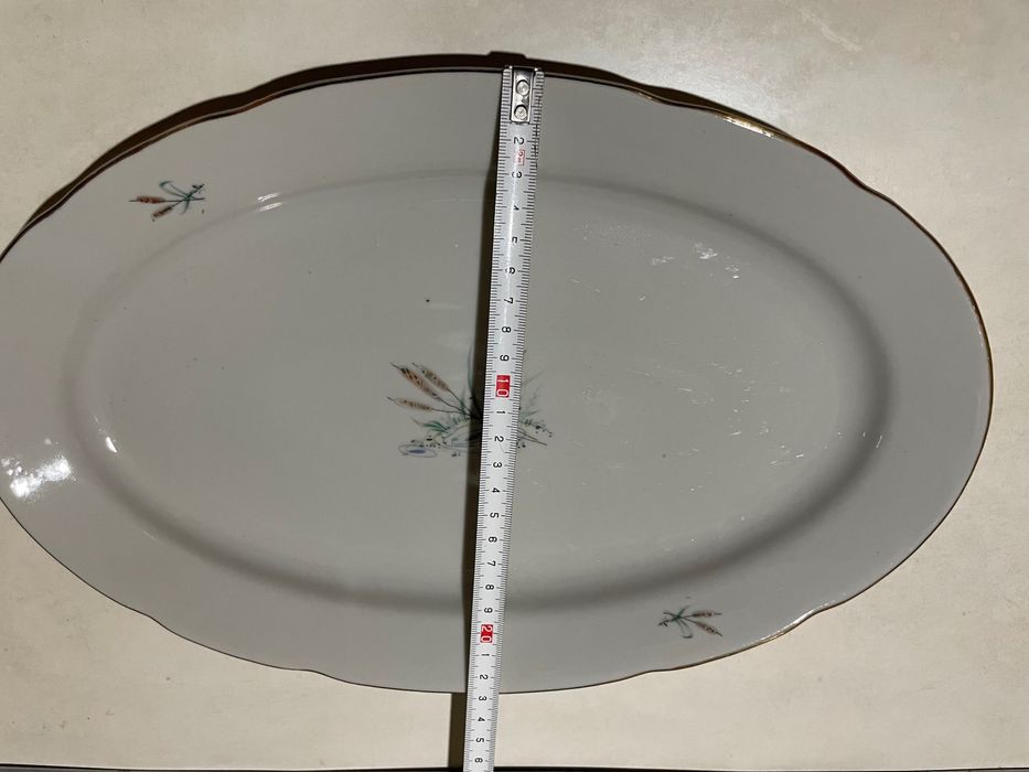 Голямо правоъгълно, порцеланово плато с маркировка.