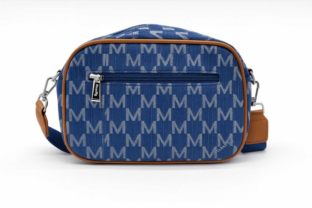 Дамска чанта в деним стил с монограм и кожени акценти