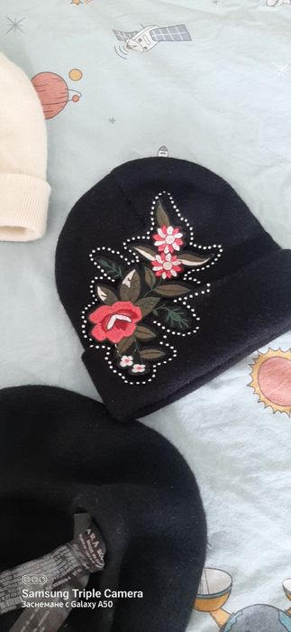 Дамски шапкаи zara ,levi 's, stradivarius