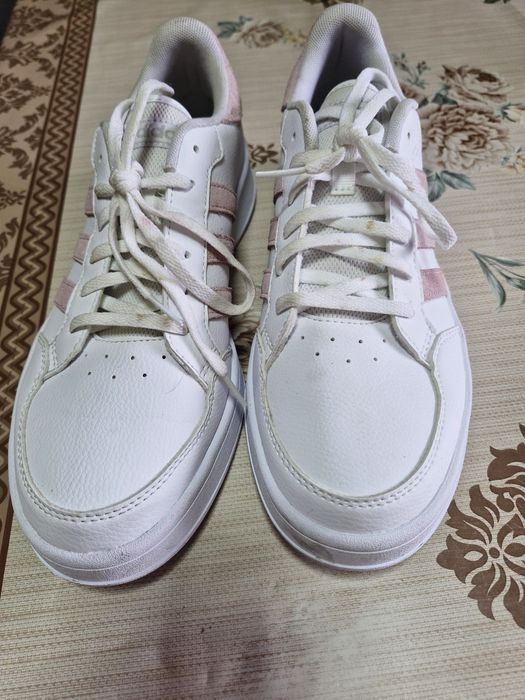 Adidasi adidas si nike