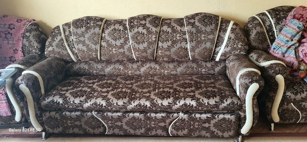 Продам диван с двумя креслами