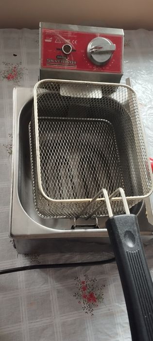 Фритюрница, в отличном состоянии, пользовались не долго, 1 месяц